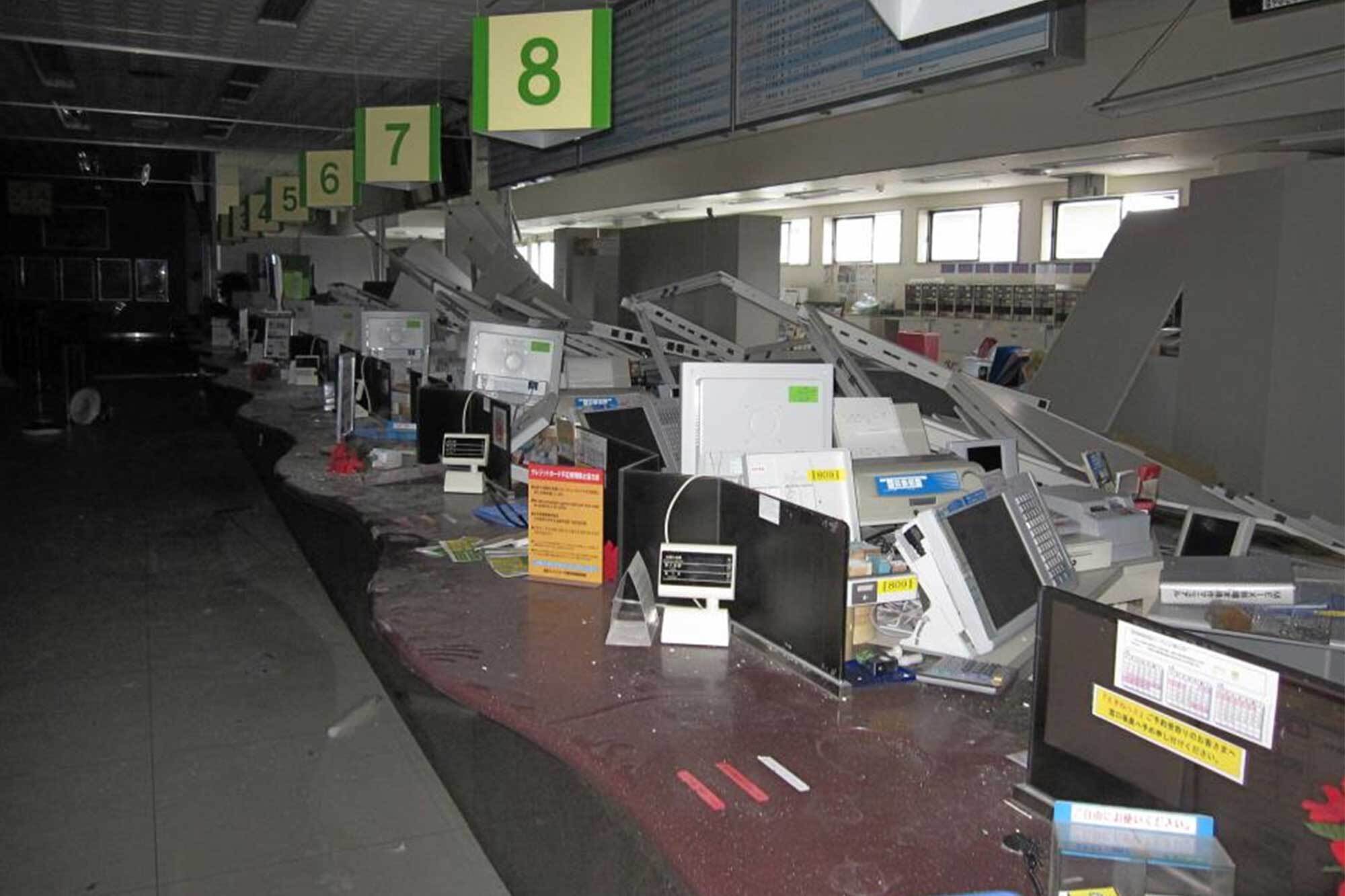 被災直後のJR仙台駅 みどりの窓口